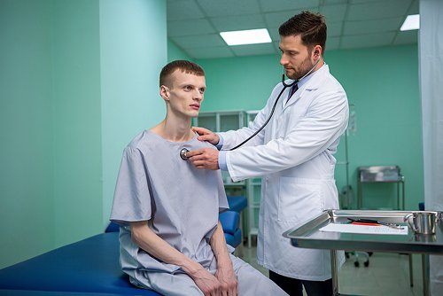 Пациент на приеме у врача, проходит медицинское обследование