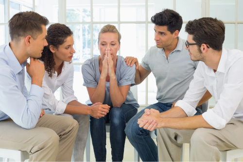 Родственники разговаривают с зависимым